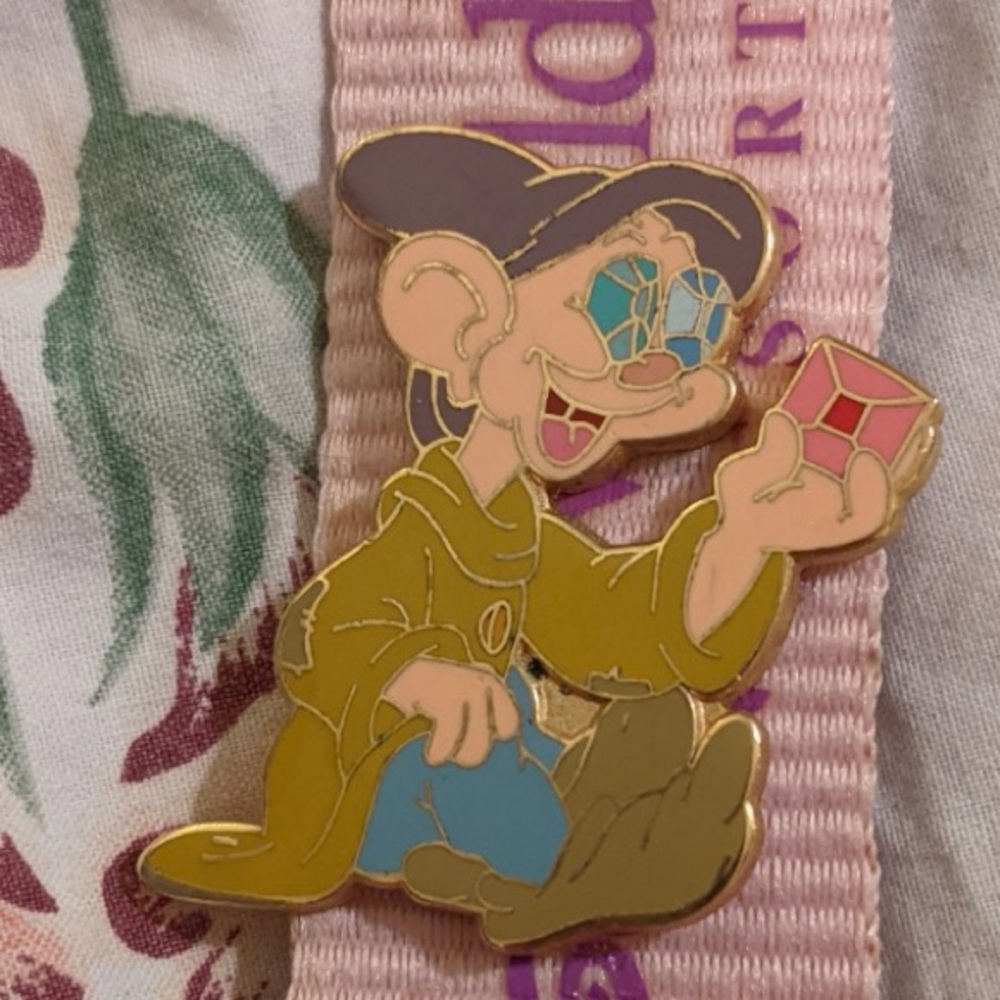 Vintage Disney World pin collection & lanyard - Picture 9 of 13